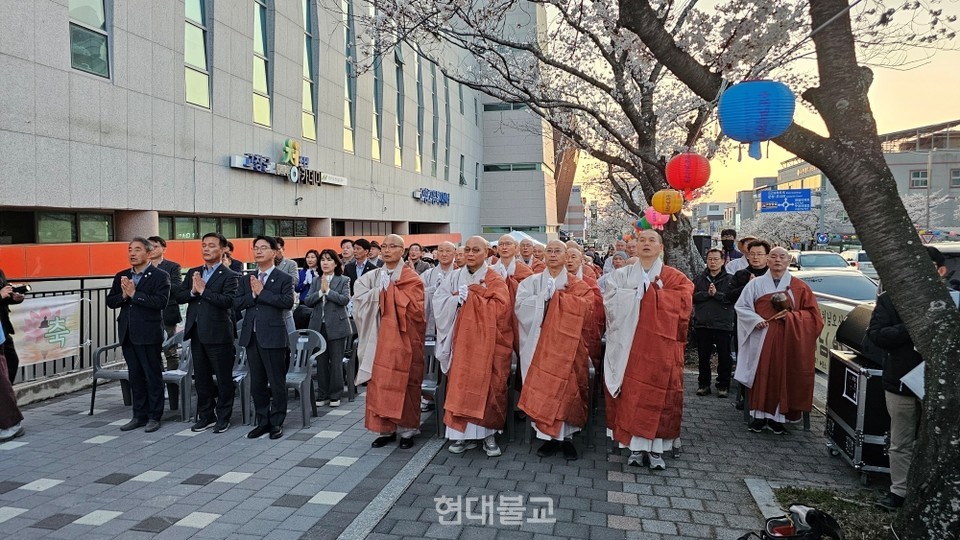 불기2569년 부처님오신날을 앞두고 선운사 사부대중과 고창 지역민들의 염원이 담긴 봉축탑 점등식이 4월 6일 고창 선운교육문화히관 광장에서 봉행됐다.