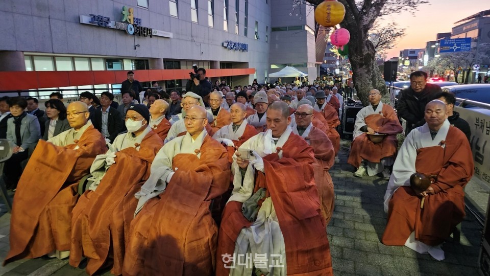 고창 봉축탑 점등법회에 참석한 사부대중