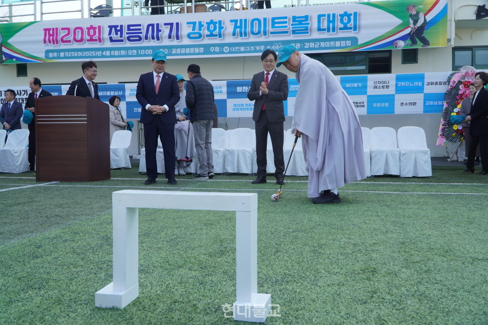 전등사 주지 여암 스님이 게이트볼 시타를 하고 있다.