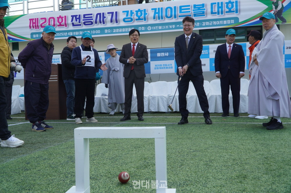 한승희 강화군의회 의장이 시타하는 모습을 보고 있는 내빈들.