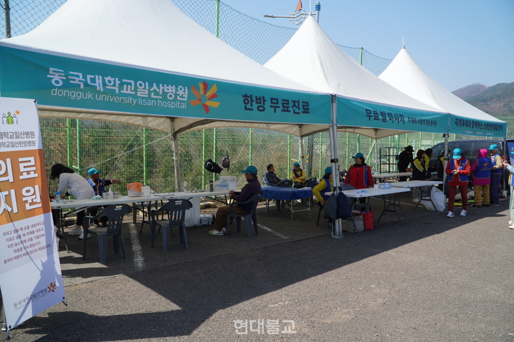 경기장 한편에 마련된 한방무료 진료, 발마사지, 안전교육 부스.