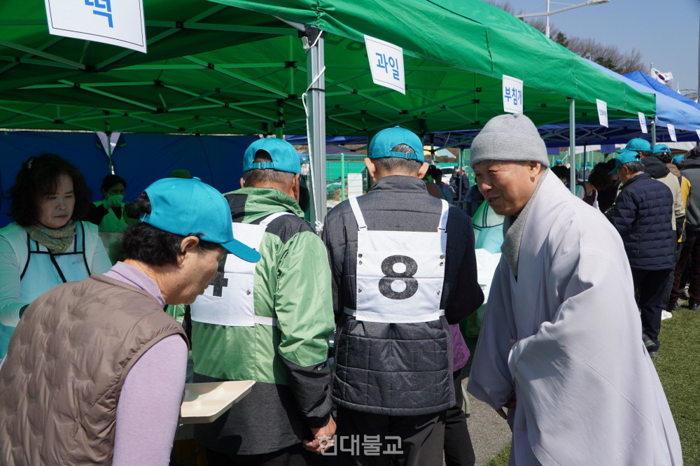 여암 스님이 어르신들의 점심을 세심하게 챙기고 있다.