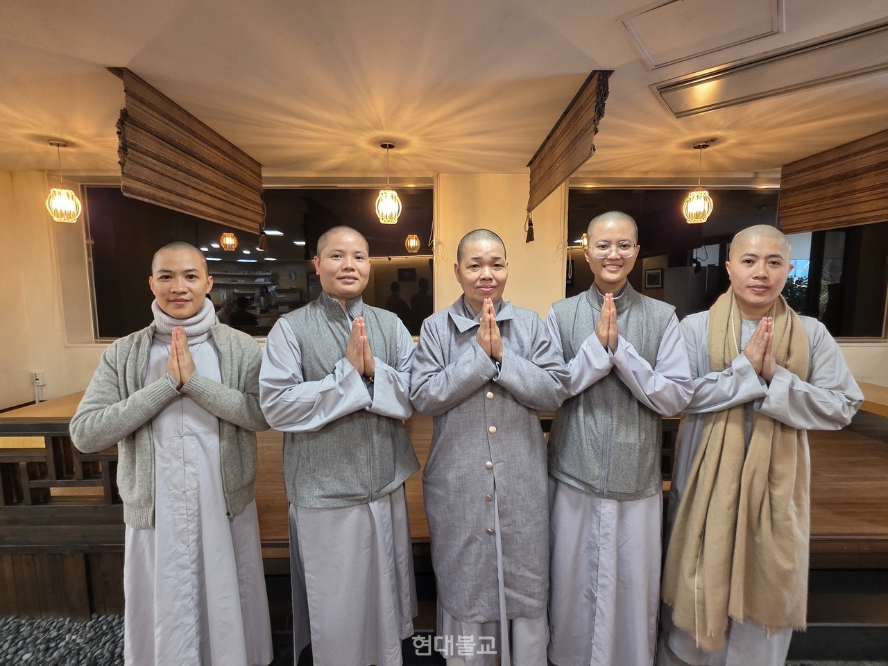 베트남 나트랑 칸화 비구니 승가대학 대해 스님, 혜신 스님, 정광 스님, 운성 스님, 혜월스님.