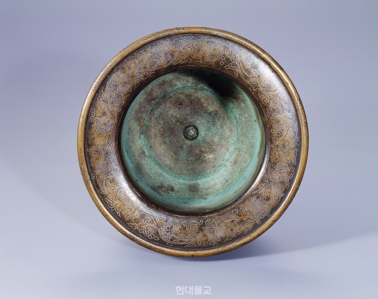 ‘함평궁주방명 향완(咸平宮主房銘香垸)’의 전의 윗면, 고 려 13세기, 높이 23㎝, 국립중앙박물관. 사진=e뮤지엄