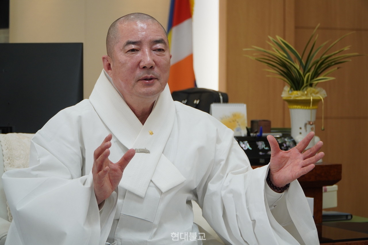 돈관 스님은…1978년 해인사에서 일타 스님을 계사로 사미계를 수지하고 1979년 송광사에서 구산 스님을 계사로 비구계를 수지했다. 제14·17대 중앙종회의원, 조계종 제10교구본사 은해사 주지, 전국 교구본사주지협의회장, 대구불교방송 사장, 문화재청 문화재위원(천연기념물 분과), 학교법인 동곡학원 이사장 등을 역임했다. 현재 학교법인 동국대 건학위원장, 학교법인 동국대 이사장, 학교법인 능인학원 이사, 동국대 석림동문회장을 맡고 있다. 지난해 조계종 포교대상을 수상했다.  