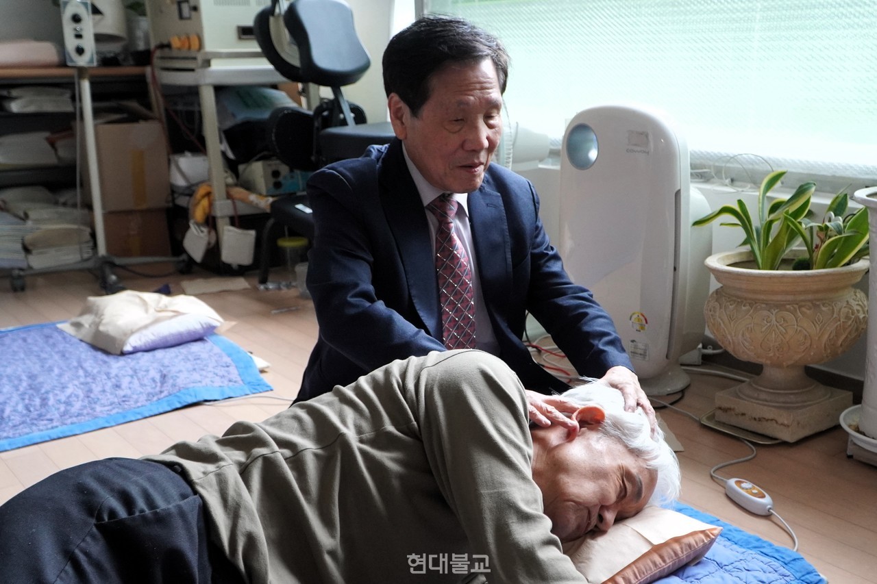 종로의 개인 치료소에서 안마를 하고 있는 양만석 씨. 그는 시각장애인 자립센터를 함께 운영하며 제자들에게 ‘빛을 보는 법’을 전수하고 있다.