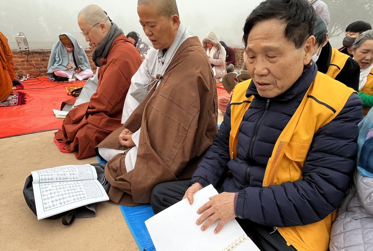 지난해 2월 동국대 전 이사장 법산 스님, 연화원 장애인불자들과 함께 떠난 인도순례. 기원정사에서 〈점자 금강경〉을 손으로 읽어 내려가며 독송했다.