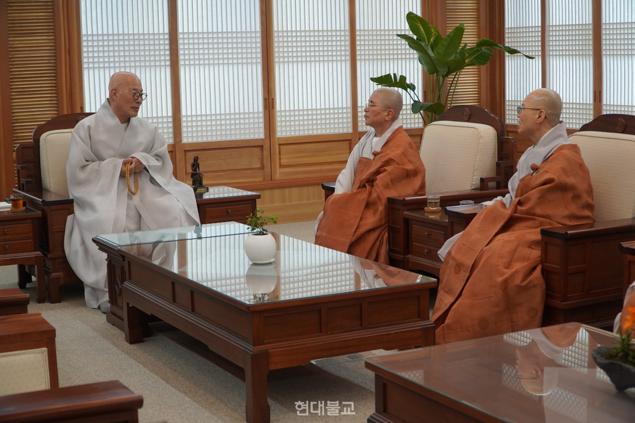 총무원장 진우 스님과 이사장 혜수 스님, 안양본원 주지 혜솔 스님이 환담을 나누고 있다.