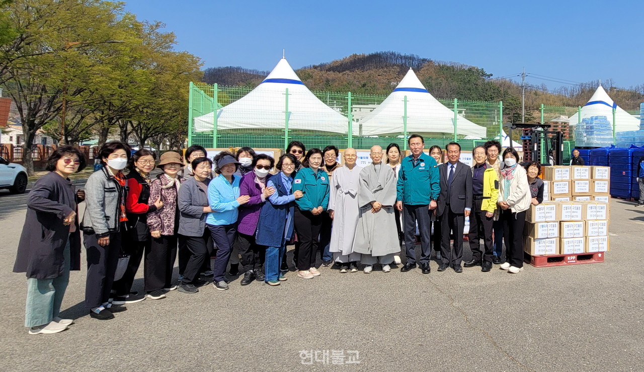 한마음선원 포항지원은 4월 8일 영덕군에 7000만원 상당의 의류와 및 생활용품을 전달했다.