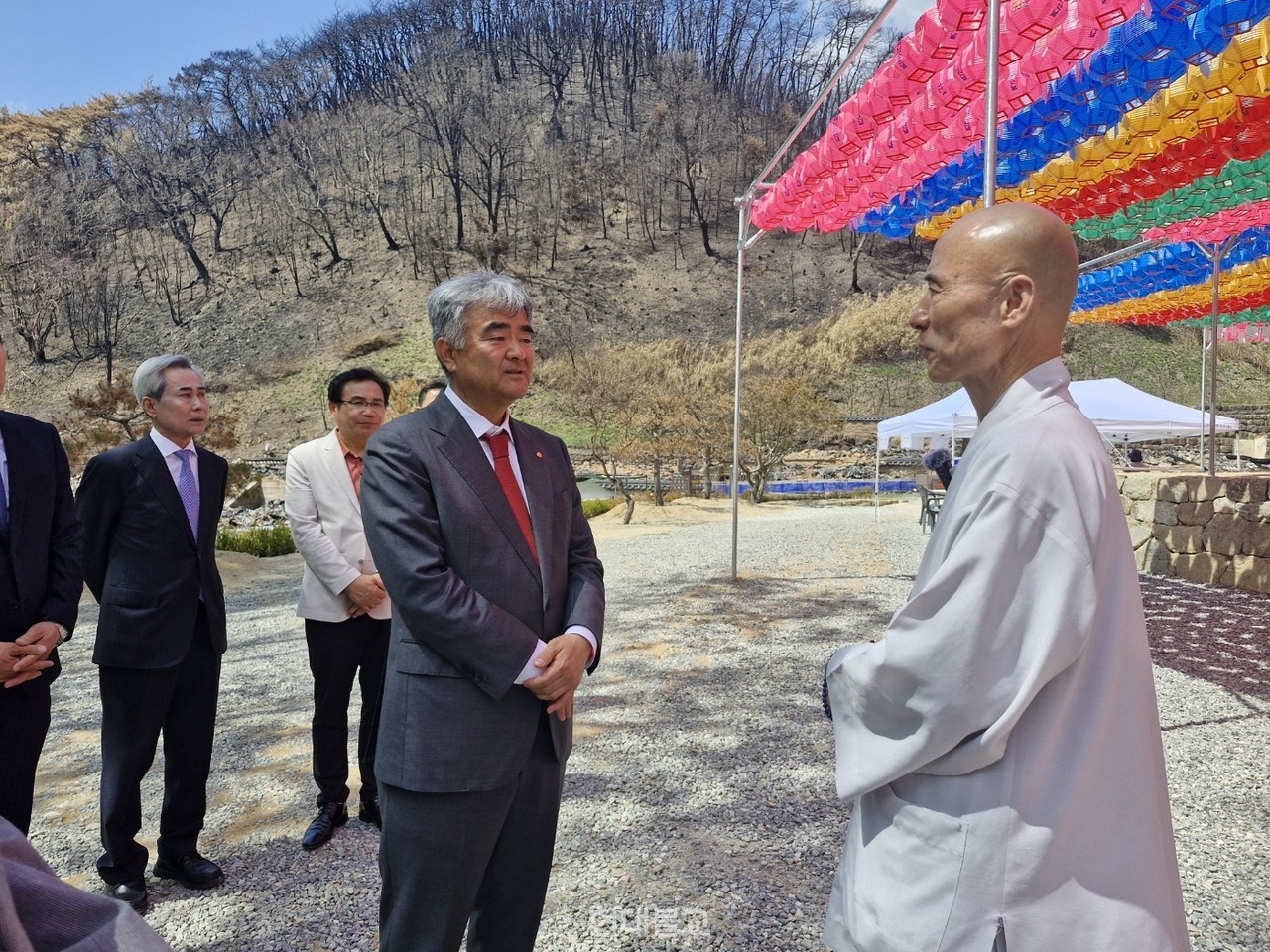 정원주 중앙신도회장을 비롯한 회장단이 4월 21일 고운사를 방문해 위로와 격려를 전했다.
