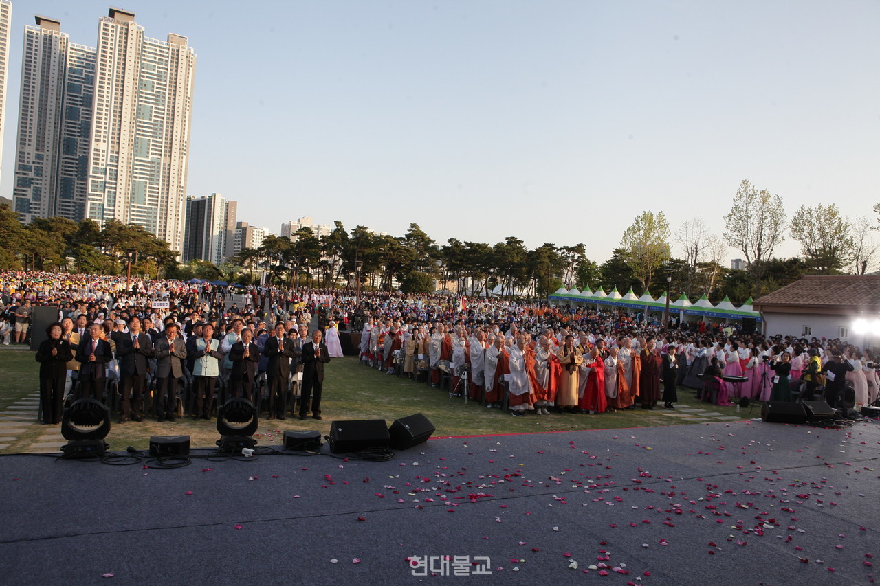 부산불교연합회는 4월 26일 부산시민공원 다솜광장 특설무대에서 ‘불기 2569년 부산연등회’를 봉행했다.
