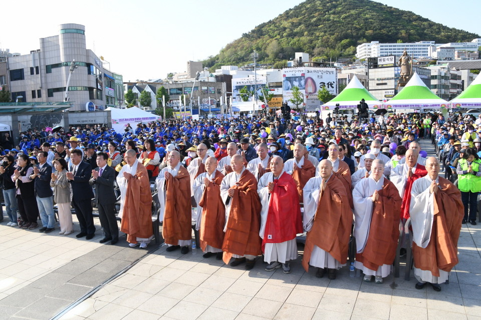 여수불교사암연합회는 4월 26일 여수 이순신광장에서 3,000여명의 사부대중이 참여한 가운데 봉축행사를 개최했다.