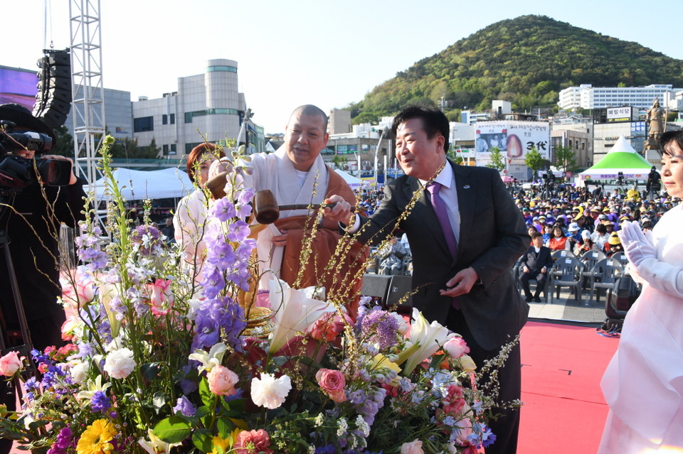 여수불교사암연합회는 이순신 광장에서 봉축행사와 관불의식을 봉행했다.