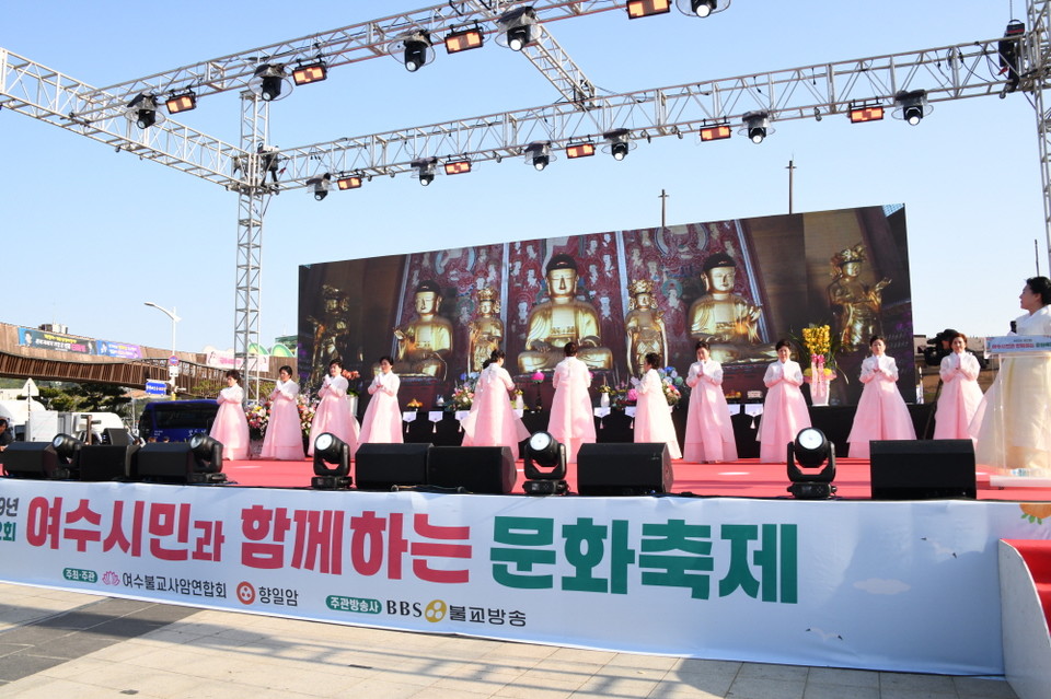 향일암 신도들의 육법공양
