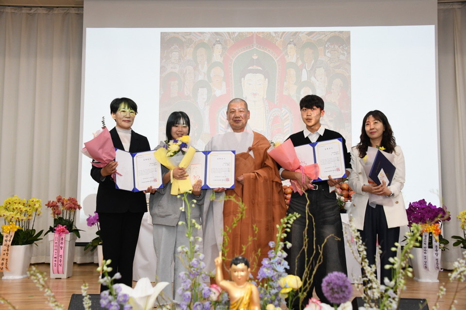 지역 인재들에게 장학금 전달