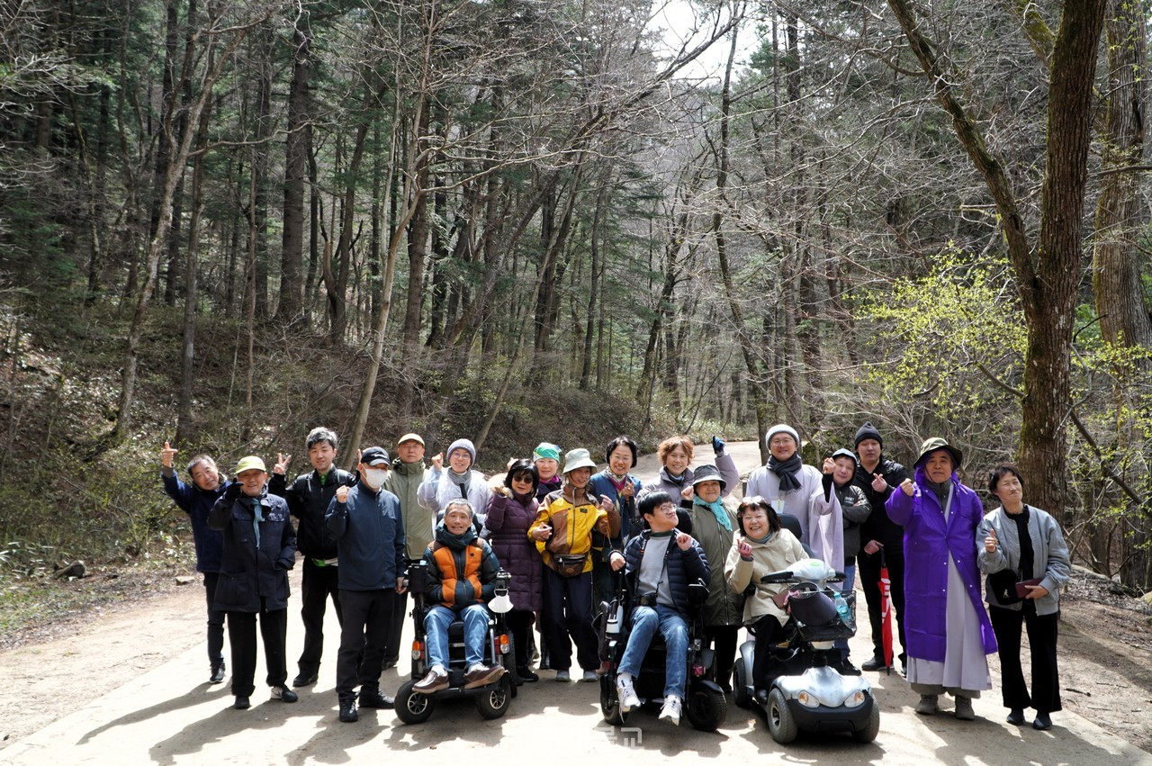 보리수 아래는 4월 12~13일 오대산 월정사 일원에서 버스킹 공연 및 산사순례를 개최했다. 장애 불자 예술인들은 전나무 숲길을 포행하며 대자연과 맑은 공기를 만끽했다.