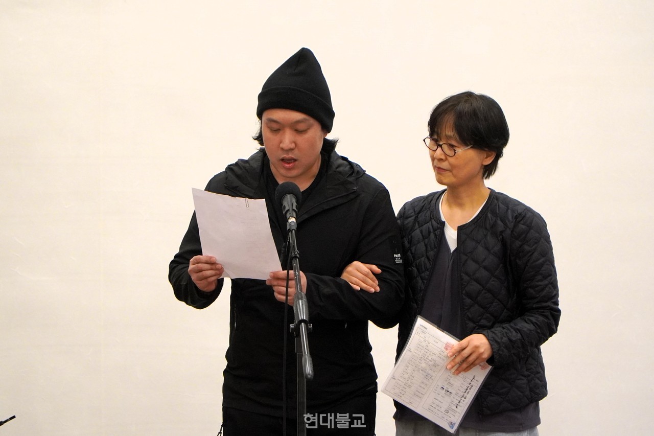 김영관 시인이 박정란 씨의 도움으로 ‘식목일’을 낭송하고 있다.