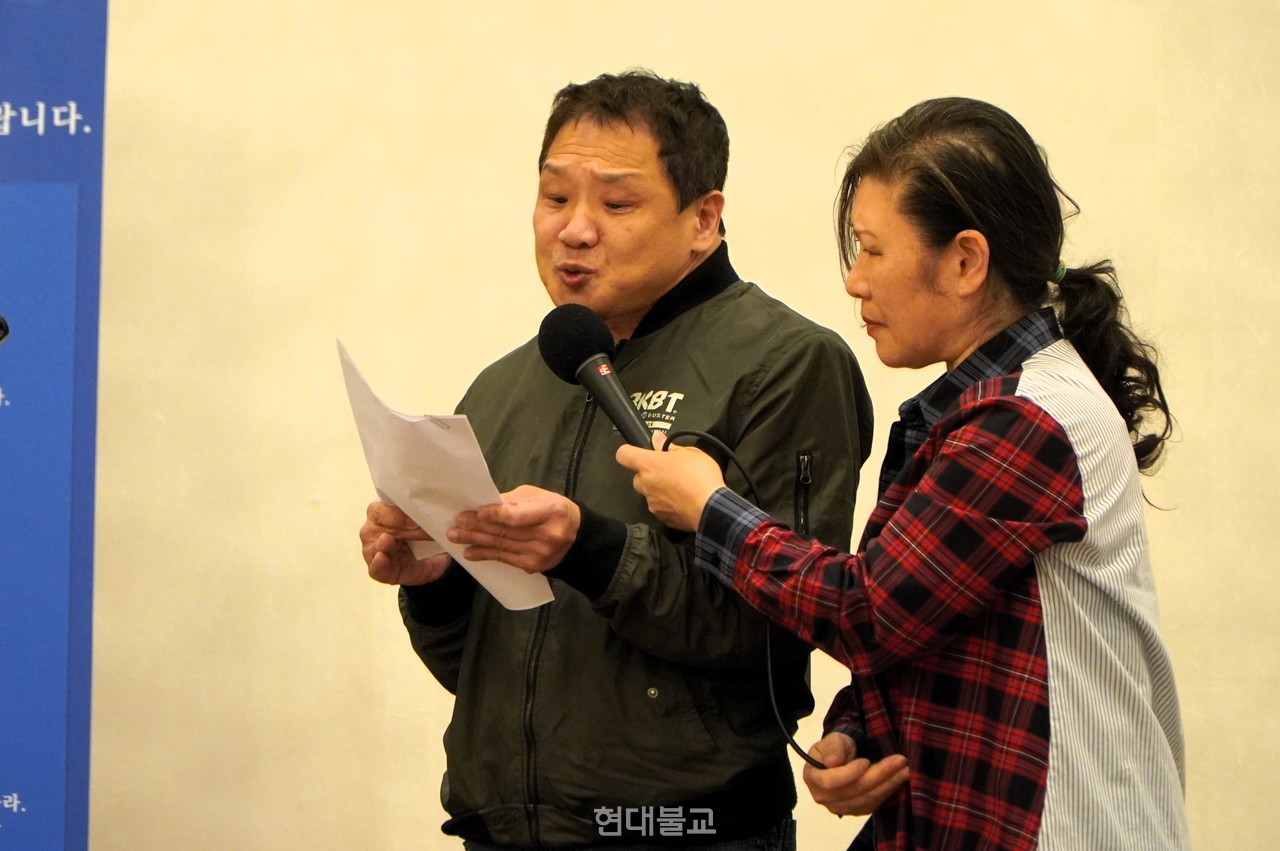 안준모 시인이 ‘미안합니다 그리고 고맙습니다’를 낭송하고 있다.