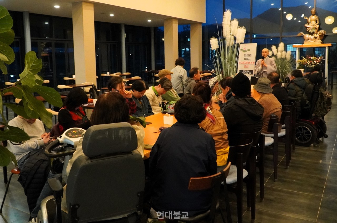 범준 스님과 함께한 ‘꽃에 물주기 명상’. 서로의 장점을 표현하며 긍정적인 에너지를 발현하는 시간을 가졌다.