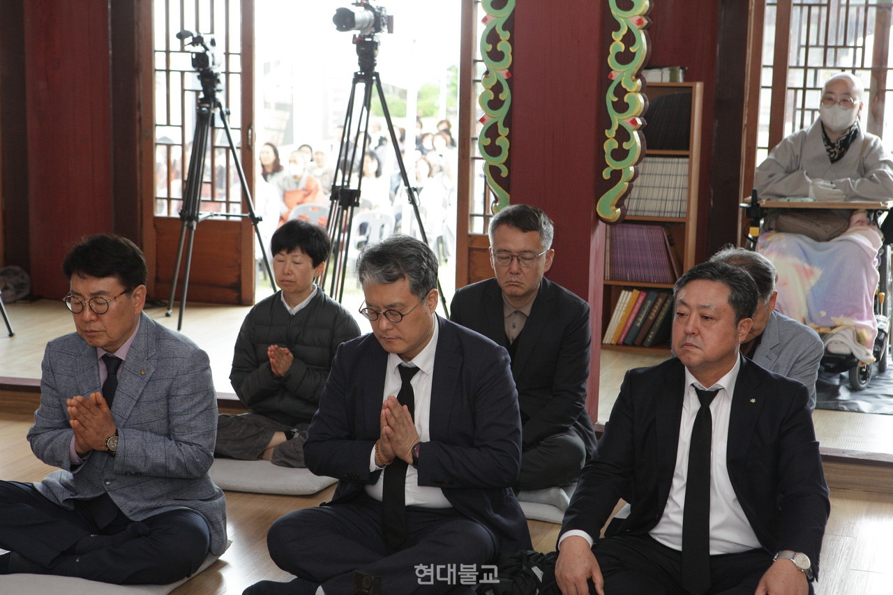 49재에는 만오 스님의 유산을 계승해온 여러 기관의 관계자들이 참석했다.