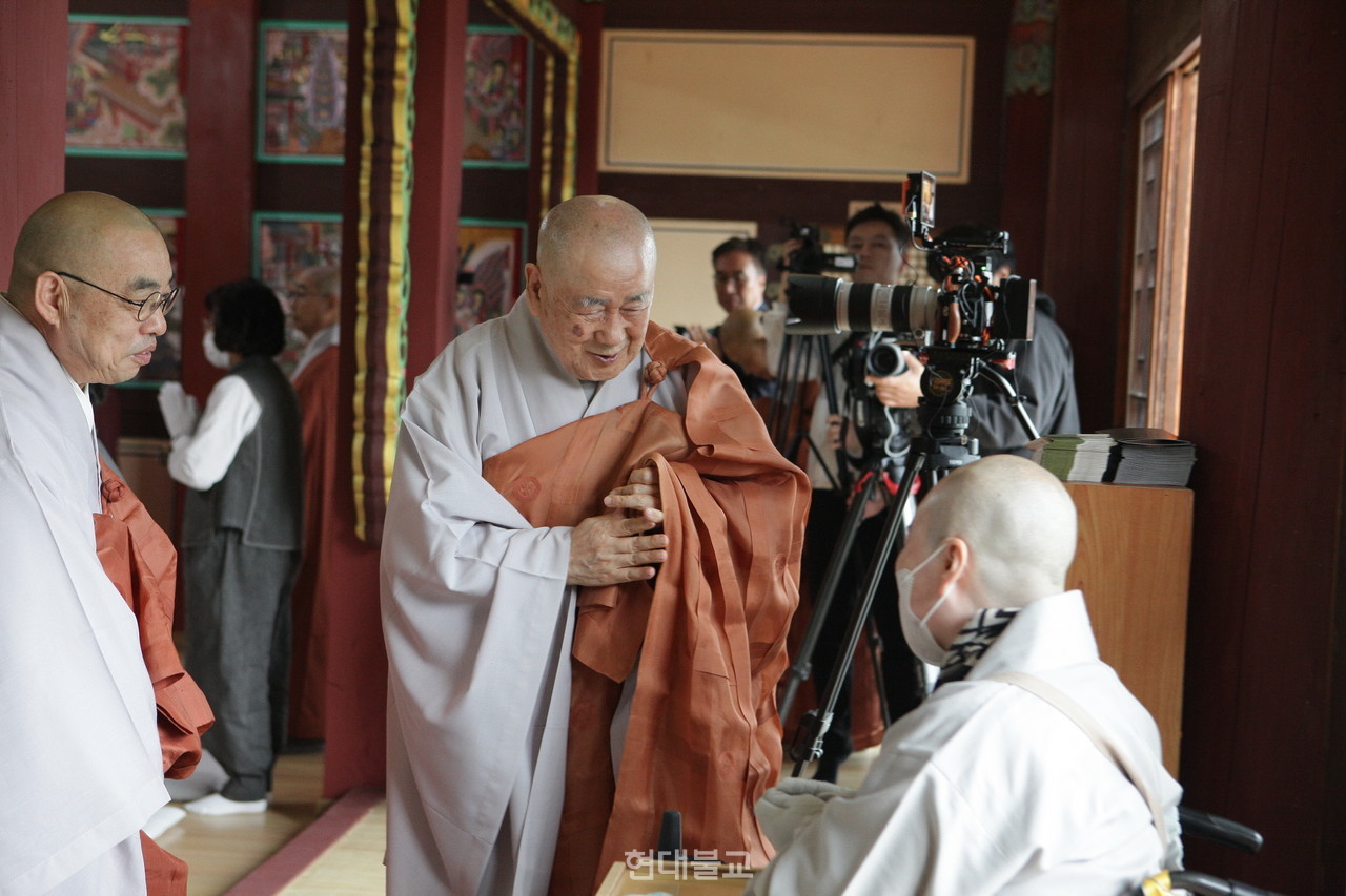 종범 스님이 상좌 도원 스님에게 위로를 전하고 있다. 