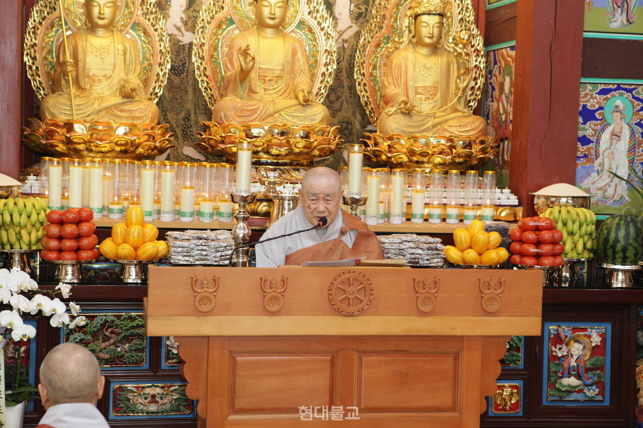 법문을 하고 있는 종범 스님.