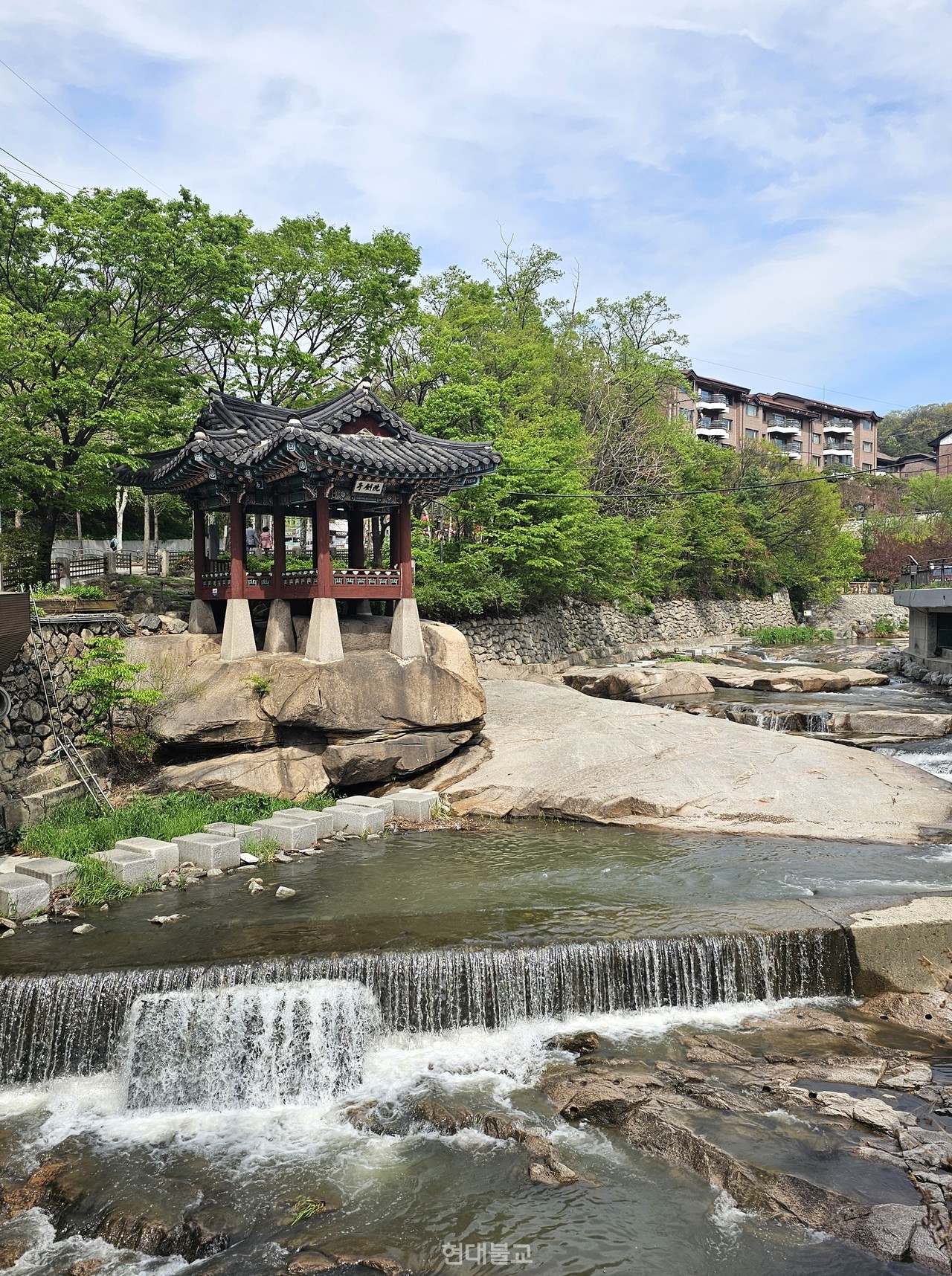 겸재 정선의 ‘세검정도’를 바탕으로 새로 조성한 현재 세검정. 건물과 도로로 옛 운치를 찾기란 쉽지 않지만 여전히 비가 오는 날이면 물줄기가 바위 위로 넘실댄다. 