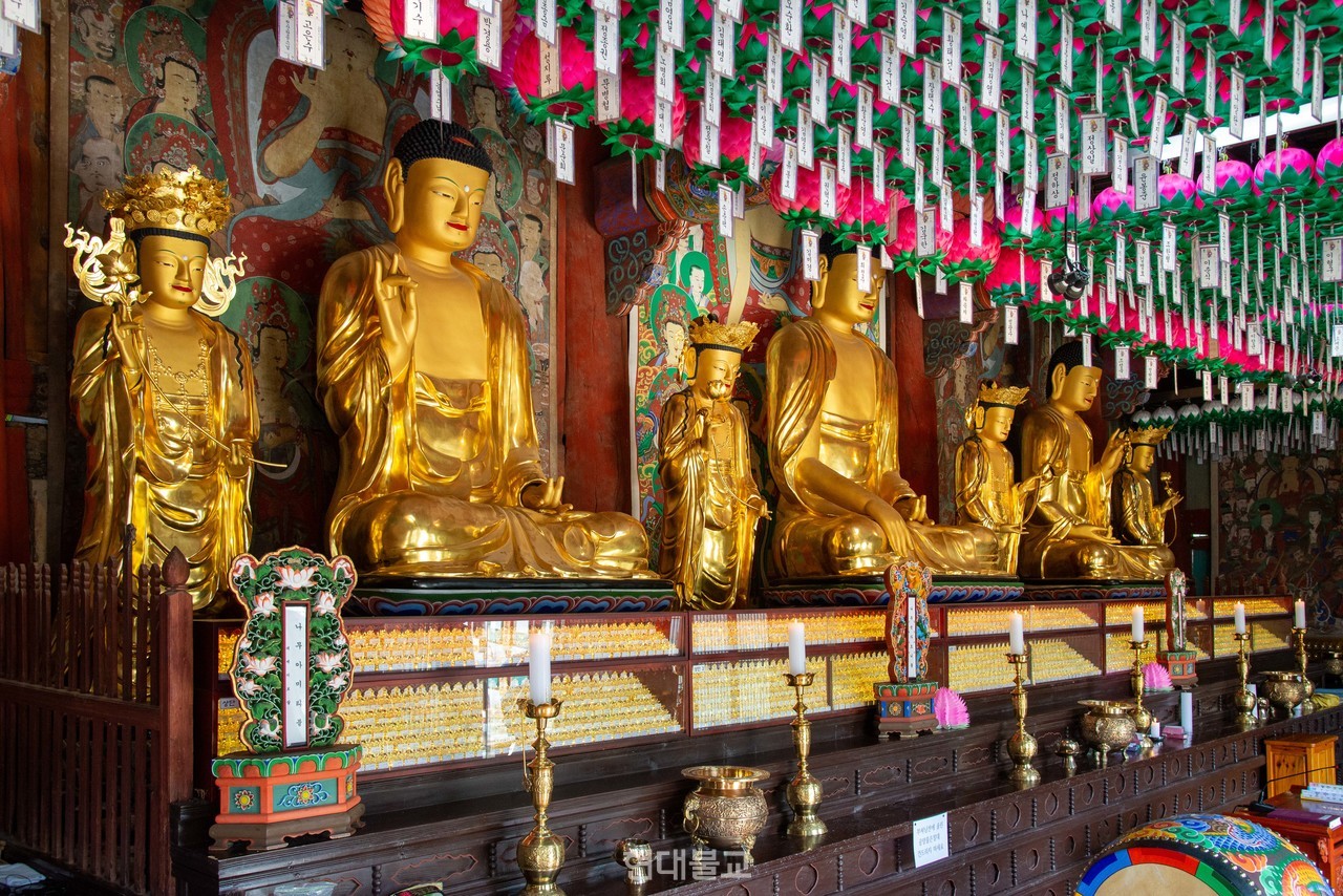 국가지정문화유산 보물 공주 갑사 소조석가여래삼불좌상·사보살입상. 행사 스님이 수화승으로 참여해 조성했다. 