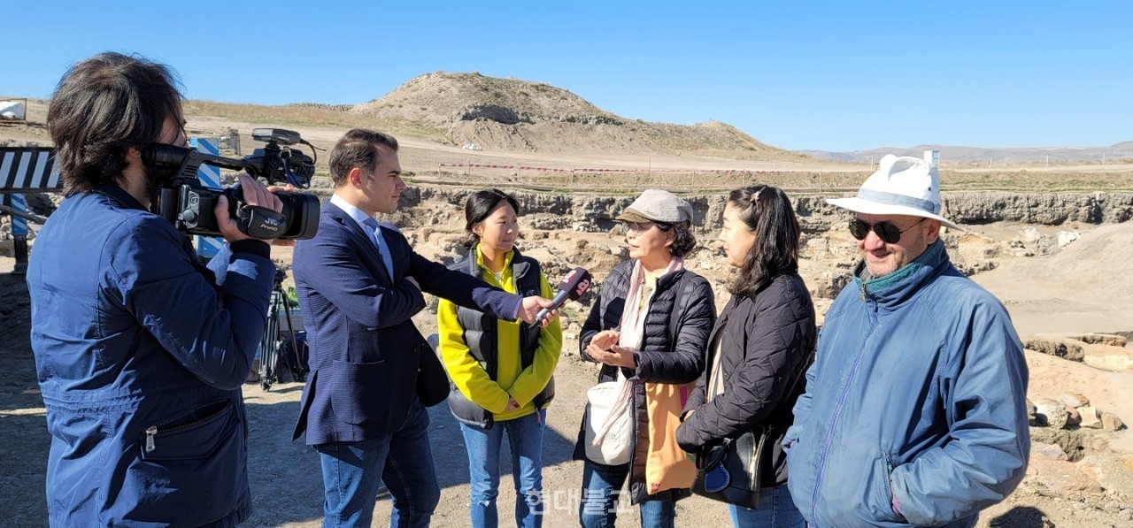 터키 카이세리 큘테페 힛타이트 유적지에서 진행된 터키 aTV 인터뷰 현장. 사진 제공=정진원 소장.
