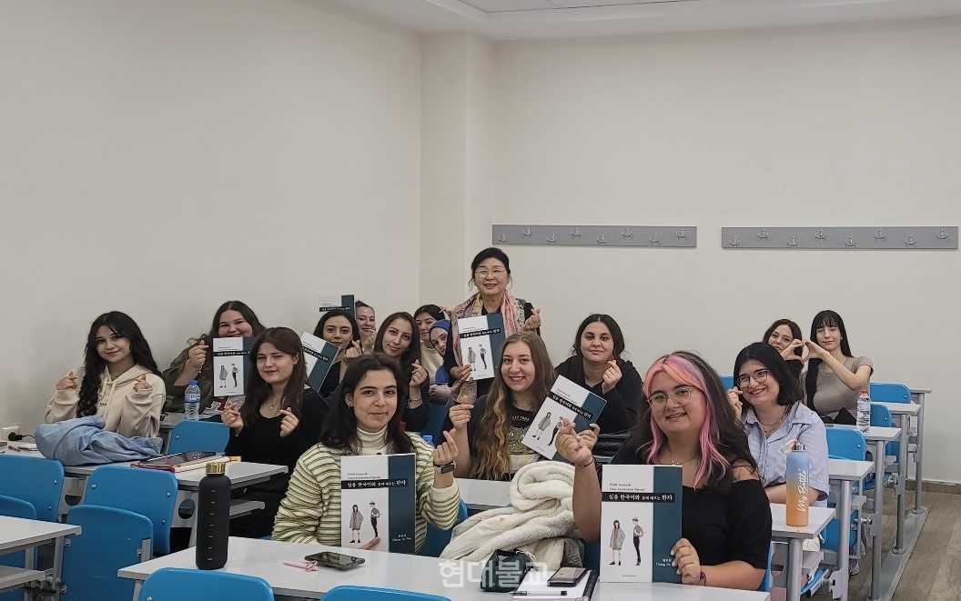 20242년 터키어 한자 교재 출간을 기념해 학생들과 촬영한 기념 사진. 사진 제공=정진원 소장.​
