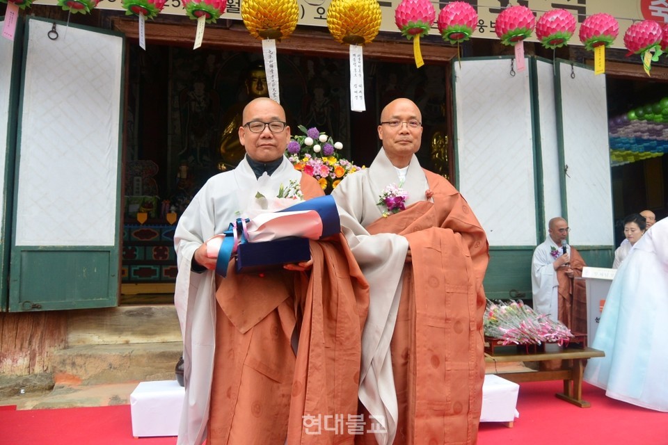 10년간 대웅보전에서 기도정진한 혜도스님에 대한 공로패 전달