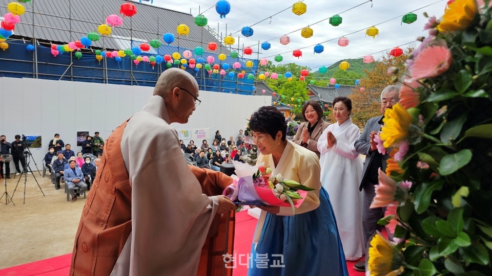 경우스님이 우수불자에 대한 표창을 하고 있다