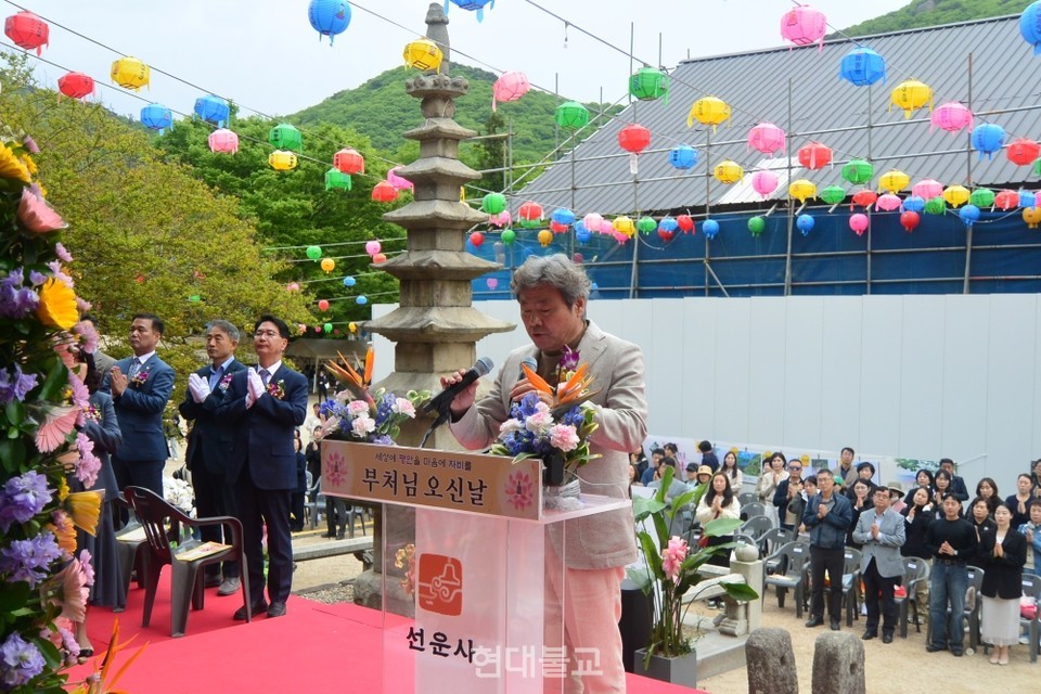 정찬원 선운사 총신도회장이 발원문을 낭독하고 있다
