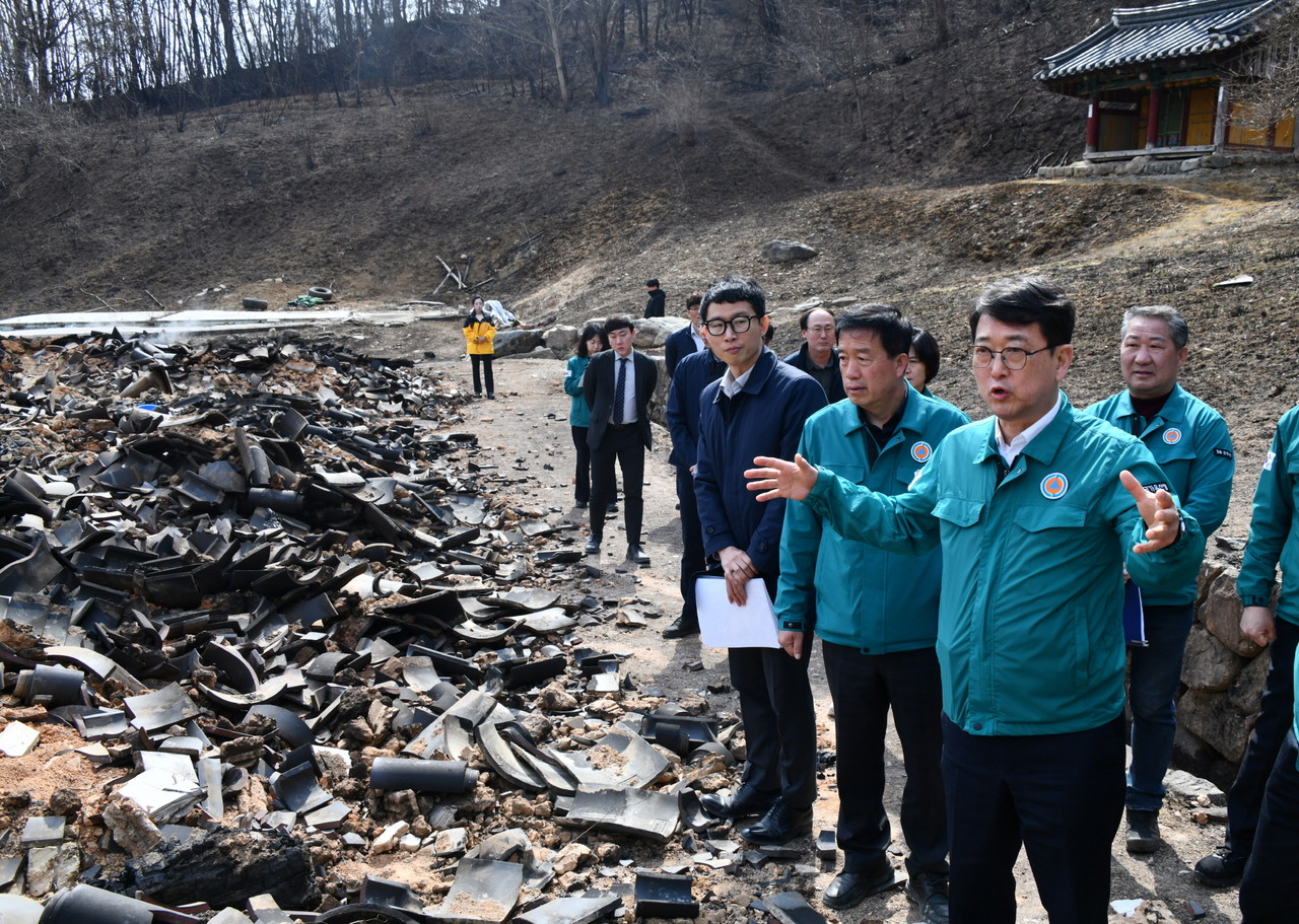 산불로 전소된 ‘용담사 금정암 화엄강당’(경상북도 문화유산자료)을 4월 3일 현장을 찾아 확인하는 최응천 국가유산청장.