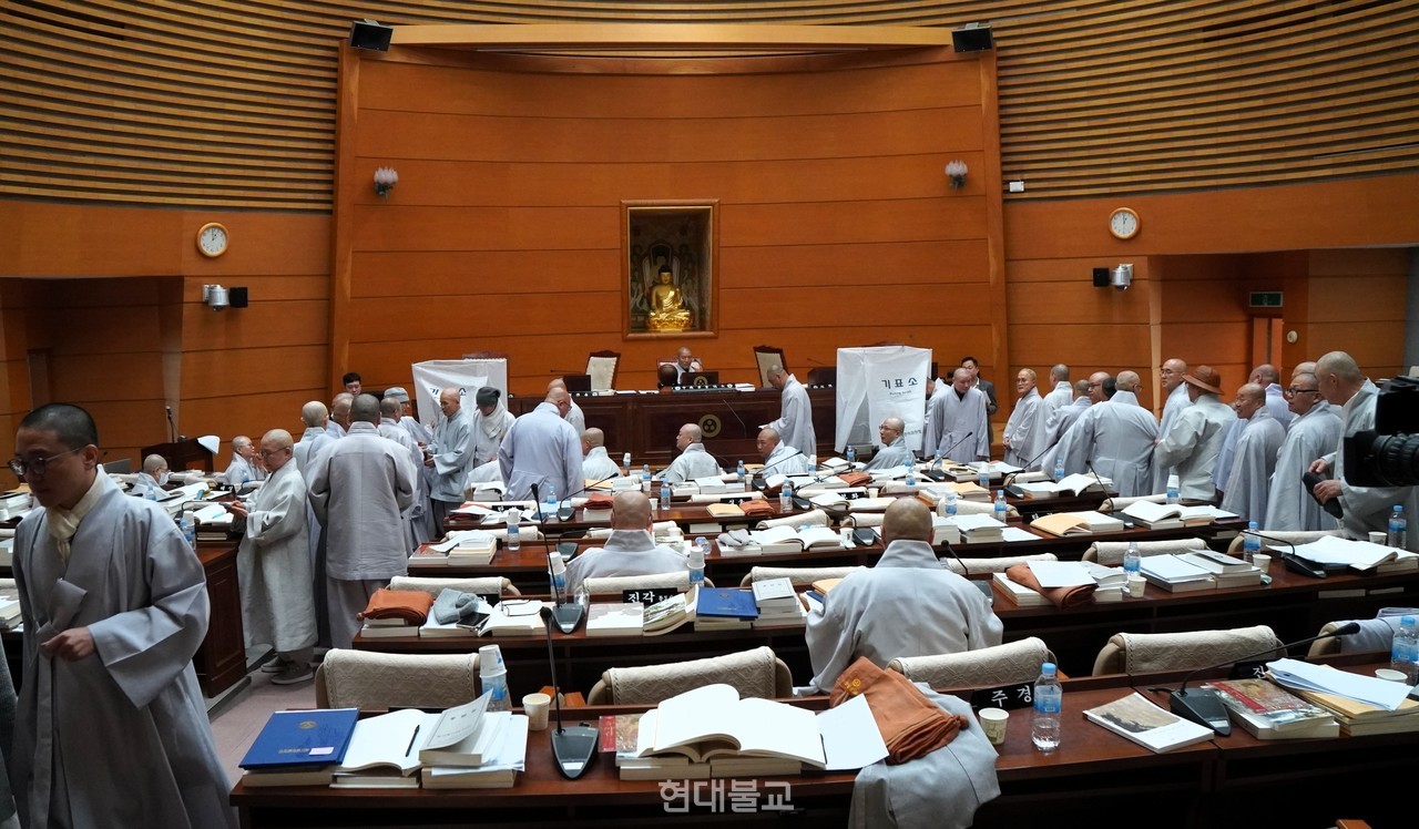 3월 26일 개최된 조계종 중앙종회 제233회 임시회에서 진행된 동화사 총림 해제 투표 모습.  투표 결과 찬성 50표, 반대 23표로 해제가 가결됐다.