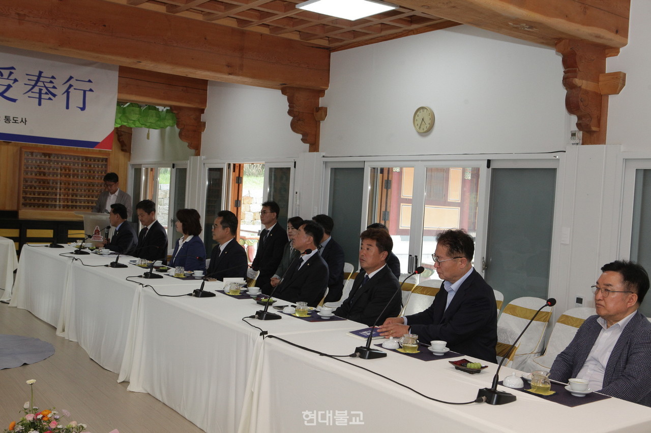 민주당에서는 선거대책위원회 공동본부장이자 종교본부장을 맡은 김병주 최고위원을 비롯해 불교본부장 김영배 의원, 불교상임부본부장 이수진 의원 등 10여 명이 참석해 정책 공약 이행 의지를 밝혔다.