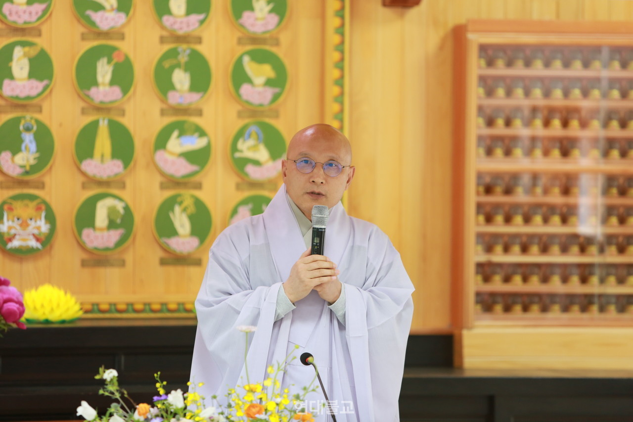 통도사 주지 현덕 스님이 환영 인사를 하고 있다. 
