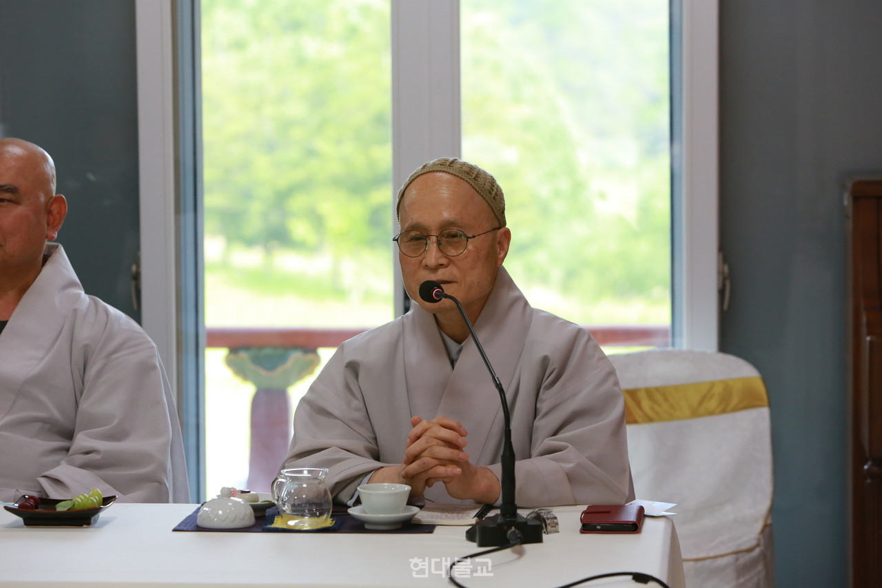 보화 스님이 안건을 제시하고있다. 