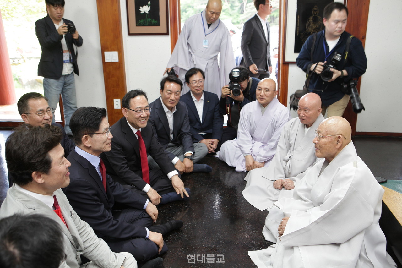 김문수 국민의힘 대선 후보가 5월 14일 영축총림 통도사를 찾아 조계종 종정 성파 대종사를 예방하고, 한국 불교와 전통문화에 대한 국가적 책무를 주제로 대화를 나눴다.