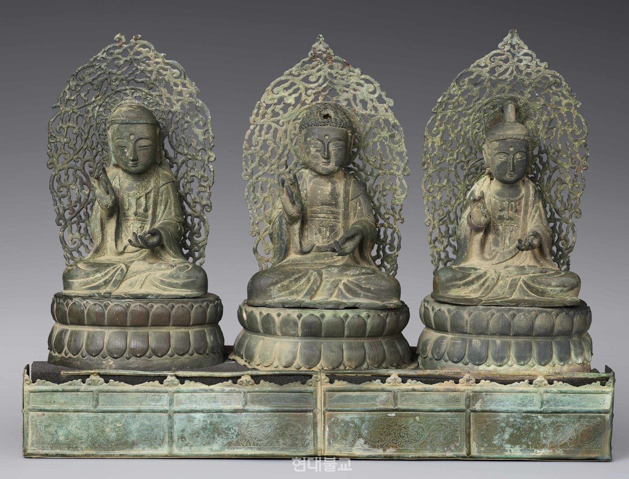 ‘은제아미타여래삼존좌상’과 은제 난간, 고려 1383년, 은에 도금, 난간 너비 44.2cm, 리움미술관 소장.사진제공=리움미술관