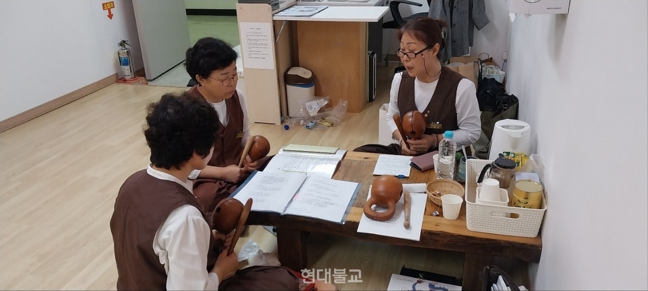 대학병원 병원법당에서 신입 포교사들에게 목탁 치는 방법을 가르치고 있다.