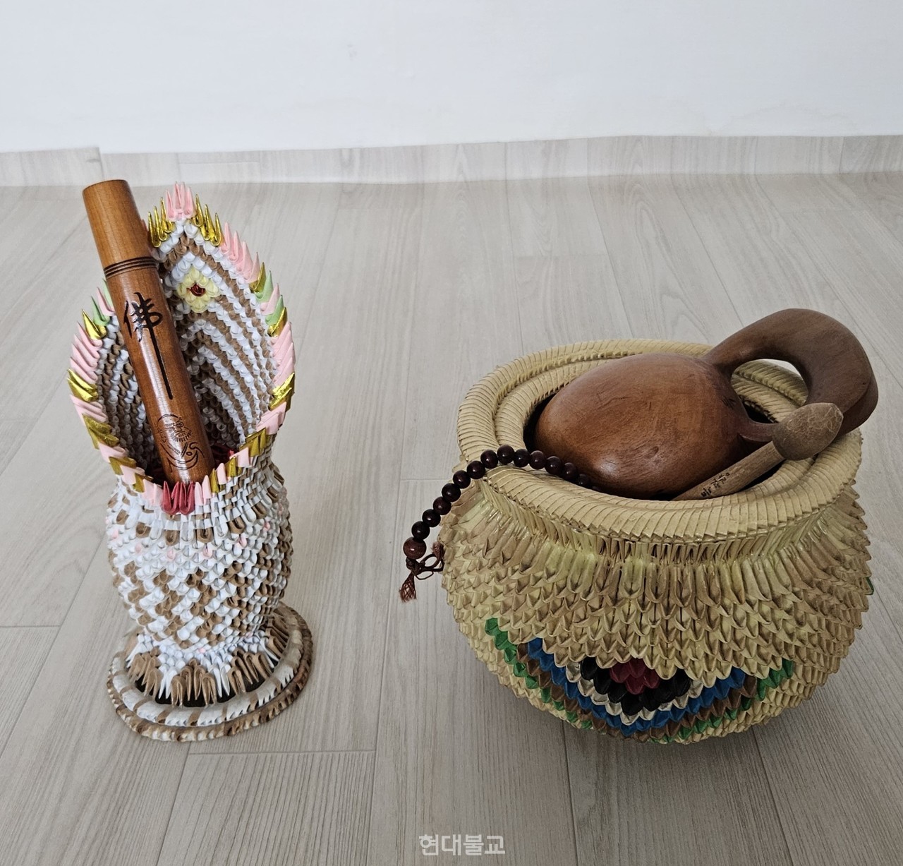 환자가 선물한 종이 발우. 목탁을 담아 보관하고 있다.