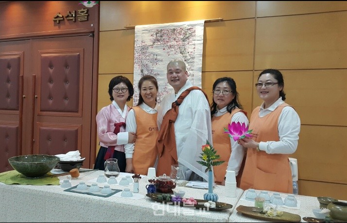 대학병원 병원법당 개원 1주년 행사에서 기념촬영 모습.