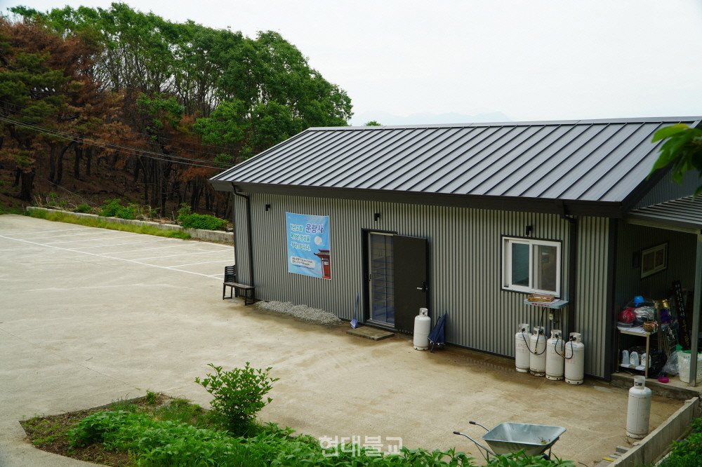 운람사 주지 등오 스님은 현재 주차장 한편에 마련된 임시건물에서 생활하고 있다.