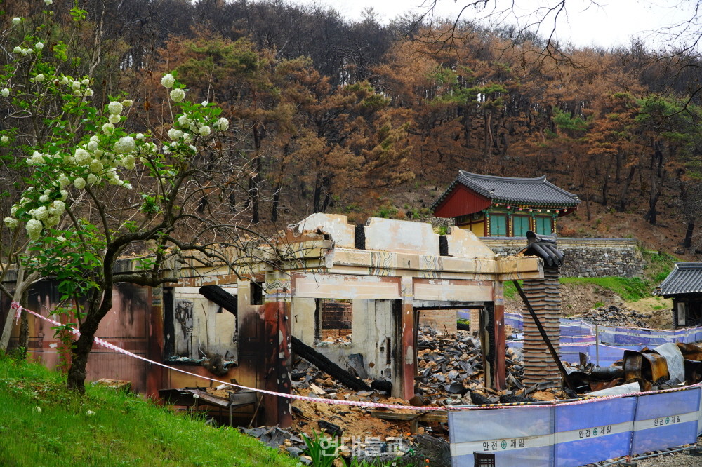 지난 3월 대형 산불로 전각 6개 동이 불에 탄 의성 운람사는 화재 발생 후 두 달여 만에 재건 불사를 위해 힘을 모으고 있다.