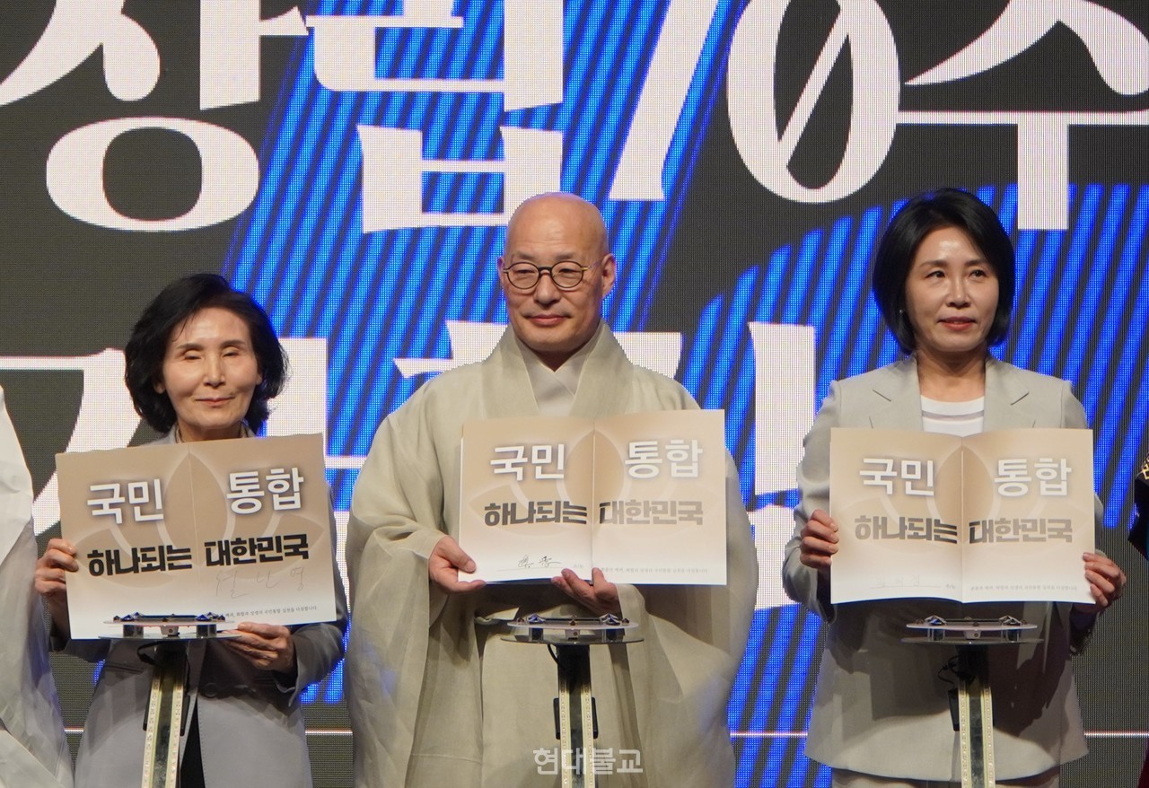 5월 12일 열린 조계종 중앙신도회 창립 70주년 행사에 이재명 더불어민주당 후보의 부인 김혜경 여사(오른쪽에서 두 번째)와 김문수 국민의힘 후보의 부인 설난영 여사(왼쪽에서 두 번째)가 참석해 눈길을 끌었다.