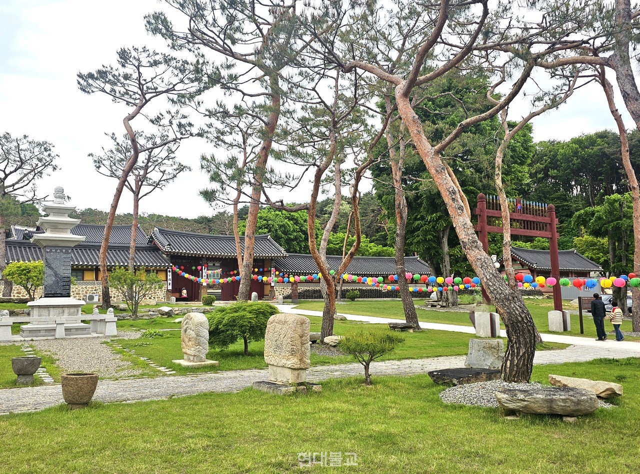 경기도 화성시 화산 기슭에 자리한 효찰대본산 용주사. 정조의 효심이 깃든 이곳을 찾는 가족들의 발길이 이어지고 있다.