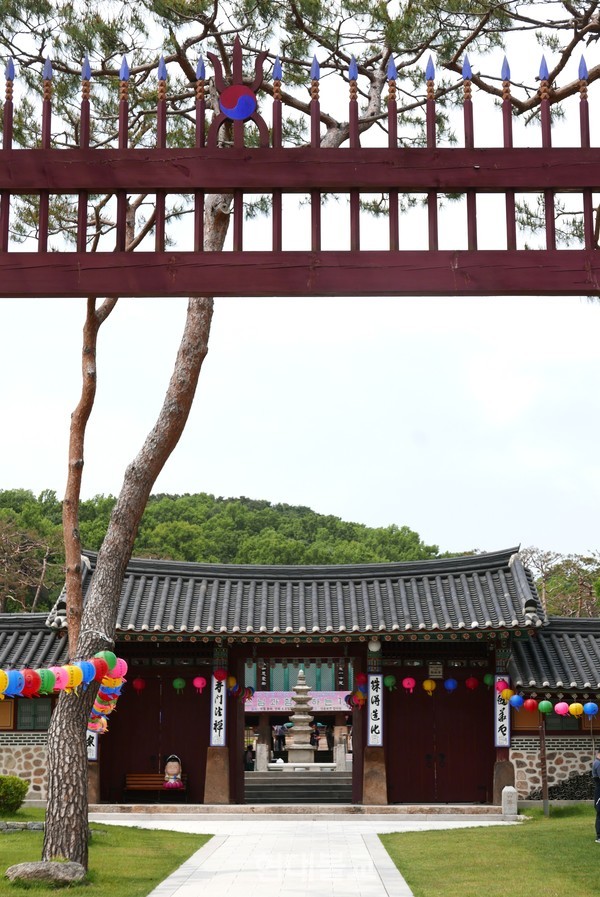 왕실 원찰임을 상징하는 용주사 홍살문.