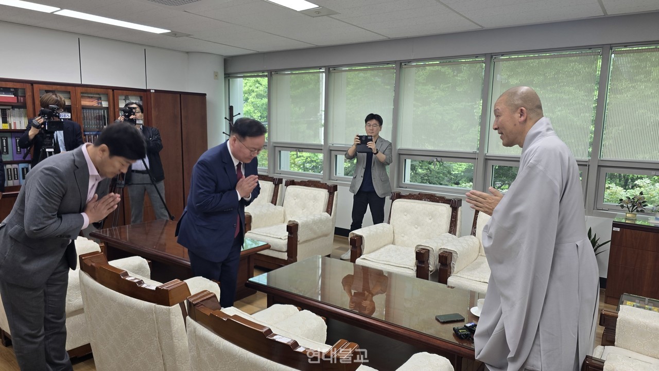 김재원 비서실장 등 김문수 후보 선대위는 5월 23일 조계종을 방문해 김 후보의 종교편향 발언에 대해 사과 입장을 전했다. 