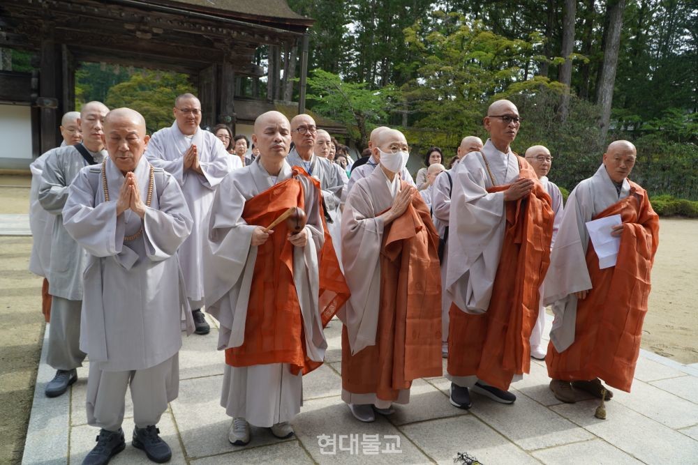 참가자들은 위령재에 앞서 고야산 금강봉사를 참배하고 위령재의 원만 회향을 기원했다.